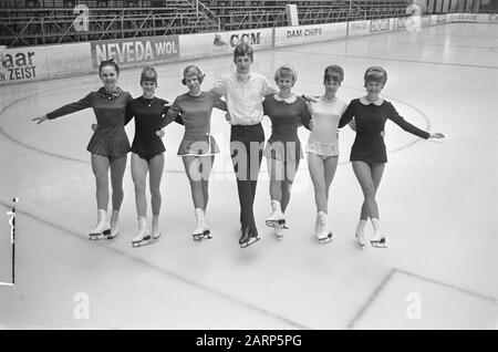 Dutch Figure Skating Championships 1967 at the Hokij (Housrenthallen) in the Hague V.l.n.r. i partecipanti Anneke Heyt, Willy de Zoete, Marie Jouwstra, Arnoud Hendriks, Rieneke Zenijk, Anneke Roel e Astrid Feiertag Annotation: Arnoud Hendriks era l'unico maschio Data: 15 marzo 1967 Location: Zuid-Haag, Olanda parole Chiave: Danza del ghiaccio, pattinaggio, sport Nome Persona: Feiertag, Astrid, Hendriks, Arnoud, Heyt, Anneke, Jouwstra, Marie, Roel, Anneke, Zeneke, Zoet, Willy de Foto Stock