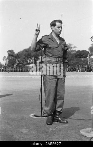 La cerimonia di premiazione di MWO nell'Ordine militare di Semarang di Willems al Gen. J.K. Meyer, Capitano A. Zijlmans e tenente 1st K. Bavinck sabato 21 agosto sul Vallone-Vallone a Semarang dal comandante dell'esercito luit.gen. S. M. Traccia. Il giuramento si svolse nelle mani di Spoor. Giuramento Del Tenente K. Bavinck Data: 21 Agosto 1948 Luogo: Indonesia, Indie Orientali Olandesi, Semarang Foto Stock