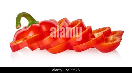 peperoni a fette con tracciato di ritaglio su sfondo bianco isolato Foto Stock
