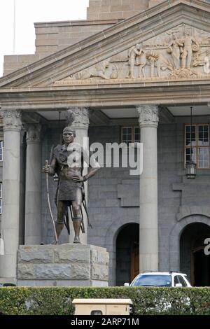 Statua del capo Tshwane di fronte al Municipio di Pretoria, Piazza Pretorius, Pretoria/Tshwane Central, Gauteng, Sudafrica. Foto Stock