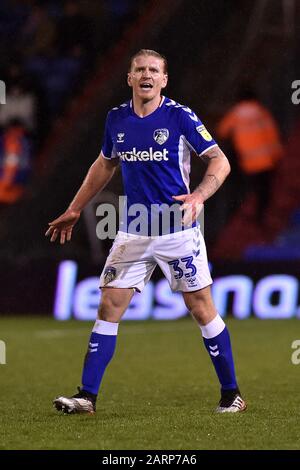 Oldham, INGHILTERRA - GENNAIO 28th Carl Piergianni di Oldham Athletic durante la partita Sky Bet League 2 tra Oldham Athletic e Mansfield Town al Boundary Park, Oldham Martedì 28th Gennaio 2020. (Credit: Eddie Garvey | Mi News) Foto Stock