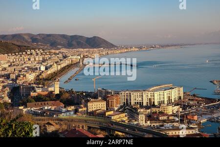 Veduta aerea della città di Salerno, paesaggio panasonic, costa sud italiana, campania Foto Stock