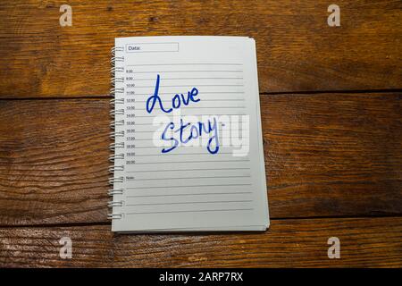Storia d'amore, scrittura del testo d'amore sulla carta, messaggio grazioso. Testo all'ordine del giorno della spirale. Romantico, concetto di amore. San Valentino`s giorno. Foto Stock