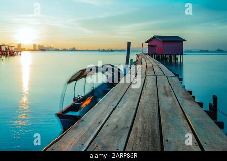 Ponte di legno con capanna all'alba nel molo di Chew Georgetown Penang Malesia. Foto Stock