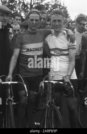 Ciclismo razze Tilburg Annotazioni: Vecchia scansione a specchio immagine Data: 7 maggio 1946 Località: Noord-Brabant, Tilburg Parole Chiave: Ciclismo Foto Stock