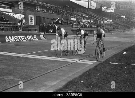 World Cycling Championships, serie sprint amatoriale finire quinta serie. Winner Geschke (Germania), the Bulgarian Georgi (Third) and Right Balk (2) Data: 24 August 1967 luogo: Amsterdam Parole Chiave: Ciclismo su pista, sport Nome Persona: Balk, Klaas, Georgi, , Geschke, Foto Stock