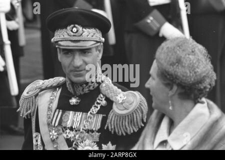 Visita di Stato Shah dell'Iran (1959) Passeggiata al Palazzo reale. Queen Juliana e shah Mohammad Reza Pahlavi Data: 20 maggio 1959 luogo: Amsterdam, Noord-Holland Parole Chiave: Visite di Stato, principi, case reali Nome personale: Juliana (regina Olanda), Mohammed Reza Pahlavi (shah Iran) Foto Stock