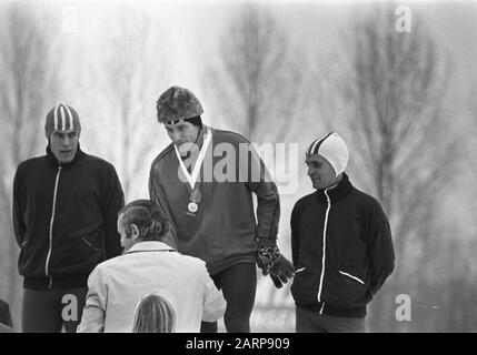 Gare di pattinaggio sul ghiaccio per la IJsselCup a Deventer. Stage Date: 22 Novembre 1969 Location: Deventer Keywords: RECEARS, podi, pattinaggio, sport Foto Stock