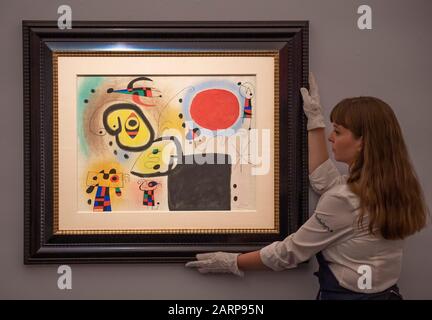 Sotheby’s, Londra, Regno Unito. 29th gennaio 2020. Opere raramente viste di Pissarro, Signac, Van Gogh, Miró, Monet, Picasso, Léger, Kirchner & Chagall in vista. Immagine: Joan Miró, Personnages Et Oiseau Devant Le Soleil, 1952. Stima: £1.500.000-2.000.000. Credito: Malcolm Park/Alamy Live News. Foto Stock