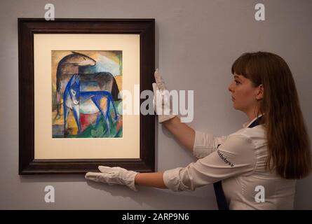 Sotheby’s, Londra, Regno Unito. 29th gennaio 2020. Opere raramente viste di Pissarro, Signac, Van Gogh, Miró, Monet, Picasso, Léger, Kirchner & Chagall in vista. Immagine: Franz Marc. Zwei Blaue Esel (Pferd und Esel) (DUE ASINI BLU - CAVALLO E ASINO). Stima: £1.000.000-1.500.000. Credito: Malcolm Park/Alamy Live News. Foto Stock