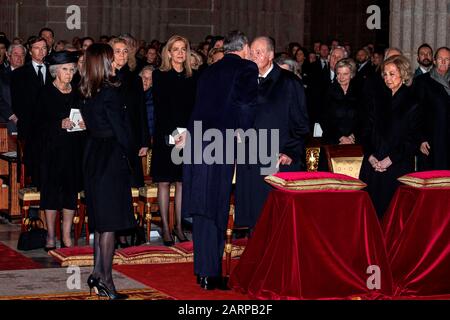 El Escorial, Spagna. 29th Gen 2020. Il re spagnolo Felipe VI (C-L) saluta suo padre, re emerito Juan Carlos i (c-R), come la regina Letizia (2-L) e la regina emerita Sofia (R, fronte), guarda, al loro arrivo per assistere ai funerali della principessa spagnola Pilar de Borbon, della duchessa di Badajoz e della zia monarca, Presso la basilica del Real Monasterio de San Lorenzo, a El Escorial, fuori Madrid, Spagna, 29 gennaio 2020. Più di 200 persone partecipano al funerale, tenuto 21 giorni dopo la morte della principessa a 83. Efe/ Emilio Naranjo POOL Credit: Cordon PRESS/Alamy Live News Foto Stock