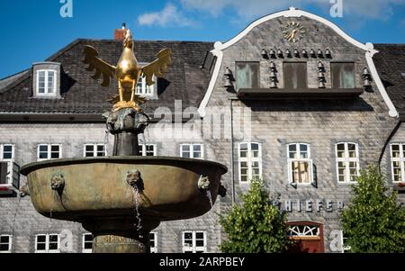 Goslar, Germania. La fontana e l'orologio animato e le campane nella piazza centrale del mercato di questa storica città tedesca Della bassa Sassonia. Foto Stock