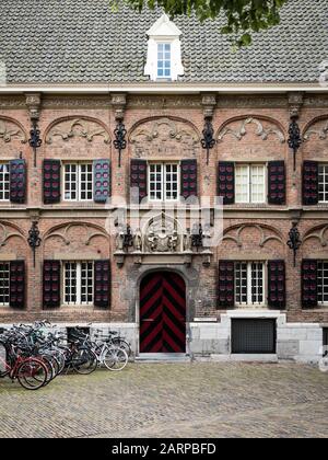 façade architettonica olandese. Un vecchio edificio tradizionale nella città olandese di Nijmegen, Olanda, fronteggiato da biciclette. Foto Stock