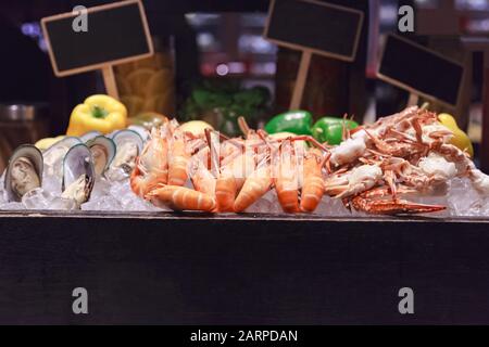 Selettiva Focalizzata Su Freschi Cotti Al Vapore Gustosi Frutti Di Mare Tiger Gamberi, Cozze Verdi E Blue Crab Su Ghiaccio Nel Mercato Sfondo Stall. Ristorazione, Nutri Foto Stock