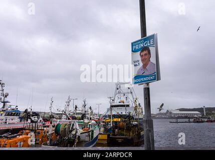 Killybegs, Contea di Donegal, Irlanda. 29 gennaio 2020. Poster per Thomas Pringle candidato indipendente alle elezioni generali del porto di pesca. Le elezioni generali irlandesi del 2020 si terranno sabato 8 febbraio 2020. Foto Stock