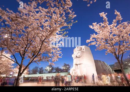 Washington - 12 APRILE 2015: Il monumento commemorativo al leader dei diritti civili Martin Luther King Jr. Sovrasta le folle durante la stagione primaverile nel Potom occidentale Foto Stock