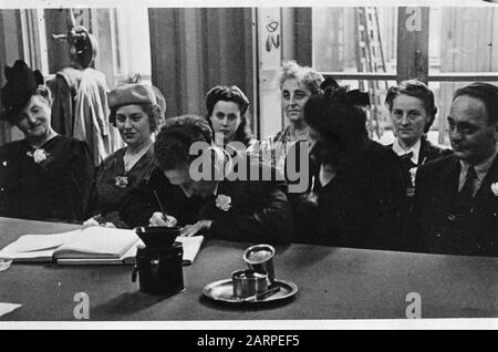 Foto famiglia Wagner cerimonia nuziale Annotazione: La foto è una riproduzione di un vecchio originale Data: 27 novembre 1964 Parole Chiave: Coppie nuziali Nome personale: Wagner Foto Stock