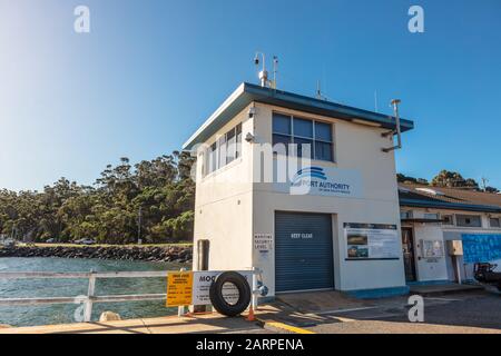 Edificio dell'autorità portuale presso il porto delle barche da pesca di Eden, NSW, Australia. Foto Stock