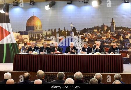 Ramallah, Gaza. 29th Gen 2020. (C) il presidente palestinese Mahmoud Abbas risponde al piano di pace del presidente degli Stati Uniti Donald Trump, affermando che "l'accordo di cospirazione non passerà" nella sua sede centrale a Ramallah, Cisgiordania, martedì 28 gennaio 2019. La leadership palestinese ha mostrato un raro incontro di unità come autorità palestinese, Hamas e Jihad islamica si incontrano prima che Abbas abbia risposto all'accordo di pace di Trump. Foto di Debbie Hill/UPI Credit: UPI/Alamy Live News Foto Stock