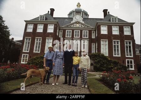 Fotoessione Famiglia reale a Huis ten Bosch; tutta la famiglia in giardino, per Palace House ten Bosch Data: 17 agosto 1982 Parole Chiave: Famiglia reale Nome istituzione: Palace House ten Bosch Foto Stock