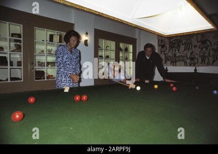 Fotoessione Royal Family a Huis ten Bosch; Royal Family al biliardo Data: 17 agosto 1982 Parole Chiave: BILJARTEN, Royal family Institution name: Huis Ten Bosch Foto Stock