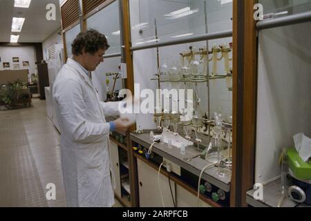 GIF nel Reno; ricerca campioni di acqua presso l'Istituto statale Per Il Trattamento delle acque reflue di Lelystad Data: 10 novembre 1986 luogo: Lelystad Parole Chiave: Istituti Foto Stock