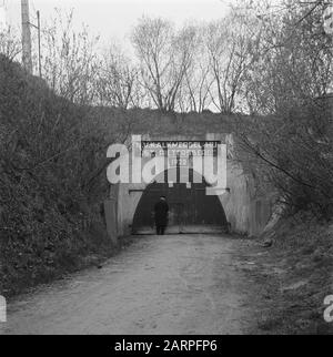 Arte: Tesori d'arte San Pietersberg [suppanoost con cappuccio uniforme e valigetta all'ingresso di San Pietersberg] Annotazione: Il tunnel van Schaïk, completato nel 1932. Il tunnel collega la cava di marlo del NV Kalmergel Mij St Pietersberg sul lato ovest della montagna, sotto la zona di collasso del sistema di corridoio settentrionale, con il lato Mosa della montagna. Chilometri: Rd 176.315 Data: 27 luglio 1945 luogo: Maastricht Parole Chiave: Grotte, arte, seconda guerra mondiale Nome dell'istituzione: Rijksmuseum Foto Stock