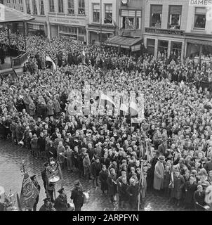 Visita della regina Wilhelmina e della principessa Juliana a Breda una folla enorme è a Breda in viaggio per questa visita. Data: 4 Maggio 1945 Luogo: Breda, Noord-Brabant Parole Chiave: Crowd Foto Stock