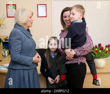 La Duchessa di Cornwall, presidente del Royal Volontary Service, (a sinistra) incontra il personale e i volontari durante la sua visita al RVS Cornhill Centre di Banbury, nell'Oxfordshire. Foto Stock