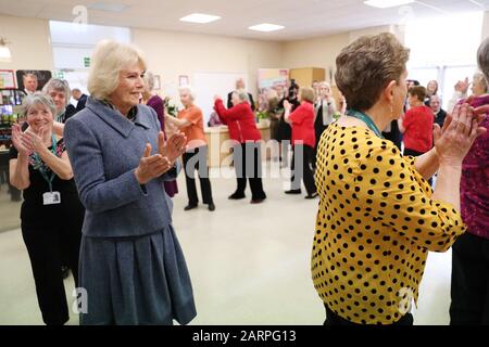 La Duchessa di Cornovaglia, presidente del Royal Volontary Service, partecipa a una lezione di danza guidata da volontari durante la sua visita al RVS Cornhill Centre di Banbury, nell'Oxfordshire. Foto Stock