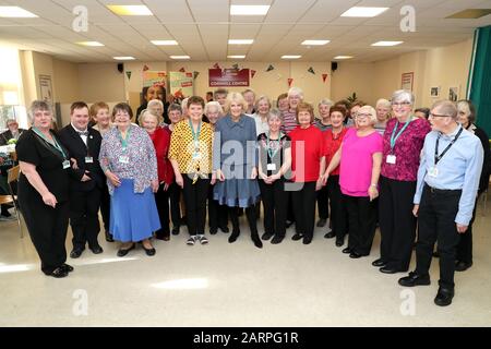 La duchessa di Cornovaglia, presidente del Royal Volontary Service, con volontari e visitatori in una lezione di danza durante la sua visita al RVS Cornhill Centre di Banbury, Oxfordshire. Foto Stock