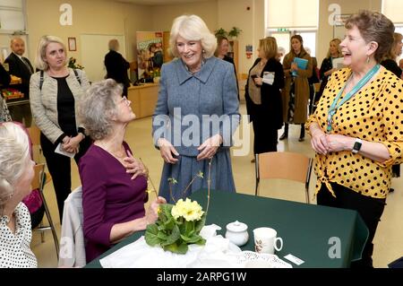 La Duchessa di Cornwall, presidente del Royal Volontary Service, parla con i volontari durante la sua visita al RVS Cornhill Centre di Banbury, nell'Oxfordshire. Foto Stock