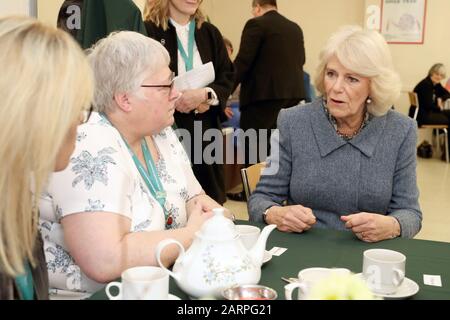 La Duchessa di Cornwall, presidente del Royal Volontary Service, parla con i volontari durante la sua visita al RVS Cornhill Centre di Banbury, nell'Oxfordshire. Foto Stock