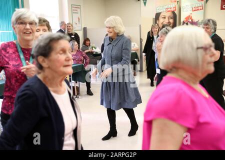 La Duchessa di Cornovaglia, presidente del Royal Volontary Service, partecipa a una lezione di danza guidata da volontari durante la sua visita al RVS Cornhill Centre di Banbury, nell'Oxfordshire. Foto Stock