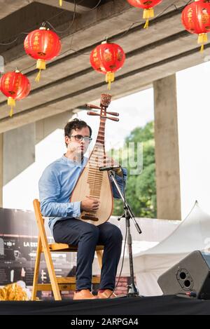 Capital Federal, Buenos Aires / Argentina; 25 gennaio 2020: Giovane musicista che esegue una Pipa, uno strumento musicale cinese tradizionale, nel CelebRatio Foto Stock