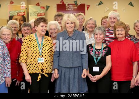 La duchessa di Cornovaglia, presidente del Royal Volontary Service, con volontari e visitatori in una lezione di danza durante la sua visita al RVS Cornhill Centre di Banbury, Oxfordshire. Foto PA. Data Immagine: Mercoledì 29 Gennaio 2020. Il credito fotografico dovrebbe leggere: Chris Jackson/PA Filo Foto Stock