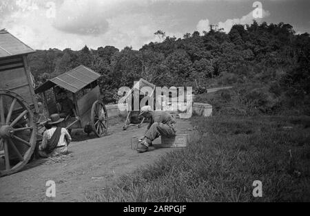 Da Lahat a Pagaralam (Pagar Alam) Uno dei primi a attraversare kali Salanger-Besar durante il viaggio da Lahat a Pagaralam (Sumatra meridionale) è stato corporale J. Zieltjens di Hilversum, che qui trova il tempo di affrontare una razione di emergenza Annotazione: A sinistra di lui alcuni Groboks Data: Dicembre 1948 posizione: Indonesia, Lahat, Indie Orientali Olandesi, Sumatra Foto Stock