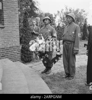 Fortezze al monumento di guerra Haagsche Schouw vicino l'Aia [Due soldati indonesiani con corona] Data: 1945 luogo: L'Aia, Zuid-Holland Parole Chiave: Feste di liberazione, monumenti di guerra, seconda guerra mondiale Foto Stock