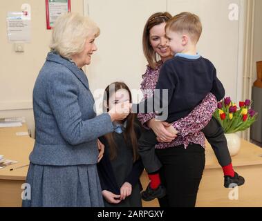 La Duchessa di Cornwall, presidente del Royal Volontary Service, (a sinistra) incontra il personale e i volontari durante la sua visita al RVS Cornhill Centre di Banbury, nell'Oxfordshire. Foto PA. Data Immagine: Mercoledì 29 Gennaio 2020. Il credito fotografico dovrebbe leggere: Chris Jackson/PA Filo Foto Stock