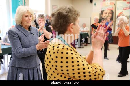 La Duchessa di Cornovaglia, presidente del Royal Volontary Service, partecipa a una lezione di danza guidata da volontari durante la sua visita al RVS Cornhill Centre di Banbury, nell'Oxfordshire. Foto PA. Data Immagine: Mercoledì 29 Gennaio 2020. Il credito fotografico dovrebbe leggere: Chris Jackson/PA Filo Foto Stock