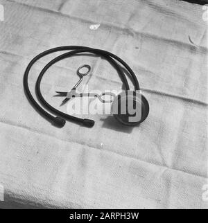 Croce rossa: Zwolle Stethoscope e un bendaggio shear Data: 1945 luogo: Overijssel, Zwolle Parole Chiave: Apparecchiature mediche, rimpatrio, seconda guerra mondiale Foto Stock