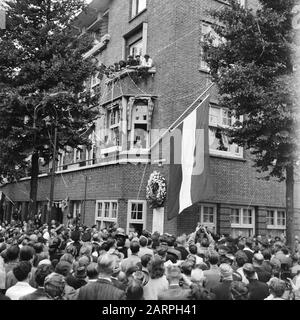 Intrattenimento folcloristico ad Amsterdam. Rep. Dei vari festeggiamenti dopo la liberazione nella capitale [incontro Festoso all'angolo di Euterpestraat e Rubensstraat, in occasione del cambio di nome della vecchia strada in Gerrit van der Veenstraat. Il cartello stradale è stato svelato] Data: 28 Giugno 1945 luogo: Amsterdam, Noord-Holland Parole Chiave: Liberation festival, seconda guerra mondiale Foto Stock