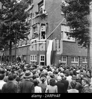 Intrattenimento folcloristico ad Amsterdam. Rep. Dei vari festeggiamenti dopo la liberazione nella capitale [incontro Festoso all'angolo di Euterpestraat e Rubensstraat, in occasione del cambio di nome della vecchia strada in Gerrit van der Veenstraat. Facing sindaco Feike de Boer dà un discorso] Data: 28 giugno 1945 luogo: Amsterdam, Noord-Holland Parole Chiave: Liberation festival, seconda guerra mondiale Foto Stock