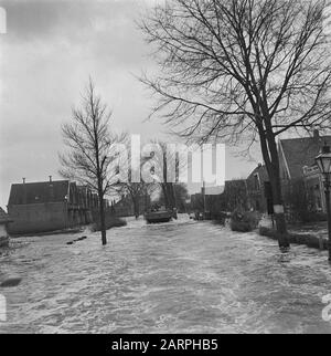Devastazioni: Middelburg DUKW naviga attraverso la strada sottomarina. Date: 1945 Location: Middelburg, Zeeland Keywords: Seconda Guerra Mondiale, Distruzione Foto Stock