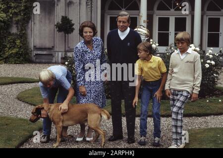 Fotoessione Famiglia reale a Huis ten Bosch; tutta la famiglia nel giardino Data: 17 agosto 1982 Parole Chiave: Famiglia reale Nome istituzione: Huis Ten Bosch Foto Stock