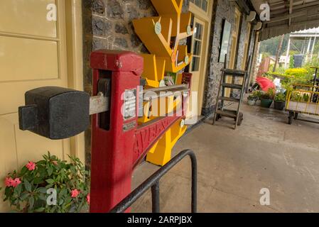 Haputale, Sri Lanka - 23 novembre 2019: Vecchio Equilibrio nella stazione ferroviaria Haputale che è turistico vicino Haputale. Sri Lanka. Foto Stock