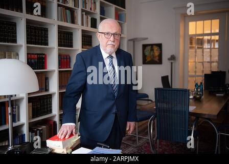 Berlino, Germania. 29th Gen 2020. Lothar de Maiziere, avvocato, durante una conversazione di dpa. De Maiziere è stato il primo e ultimo primo ministro democraticamente eletto della RDT e dal 03.10 al 31.12.1990 Ministro federale delle funzioni speciali. Credito: Soeren Stache/Dpa-Zentralbild/Dpa/Alamy Live News Foto Stock