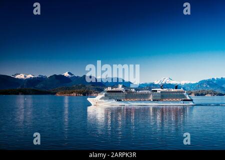 Vancouver, Canada - 17 maggio 2019: Il celebre Solstice parte dalla Vancouver British Columbia. Questa è una crociera in Alaska. Grande nave e cime di neve. Foto Stock