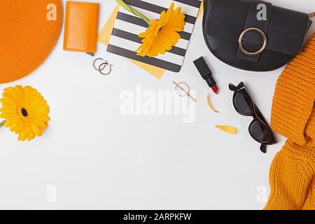 Eleganti abiti femminili e accessori set, vista dall'alto. Foto Stock