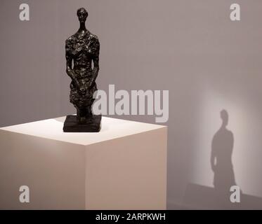 Sotheby’s, Londra, Regno Unito. 29th gennaio 2020. Anteprima della vendita di arte impressionista, Moderna e surrealista di Sotheby. Opere raramente viste di Pissarro, Signac, Van Gogh, Miró, Monet, Picasso, Léger, Kirchner & Chagall in vista. Immagine: Alberto Giacometti. Femme Assise. Stima: £2.800,000-3.500.000. Credito: Malcolm Park/Alamy Live News. Foto Stock